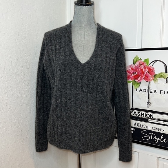 Aritzia Wilfred Free Gray Alpaca Blend V-Neck Sweater Size...